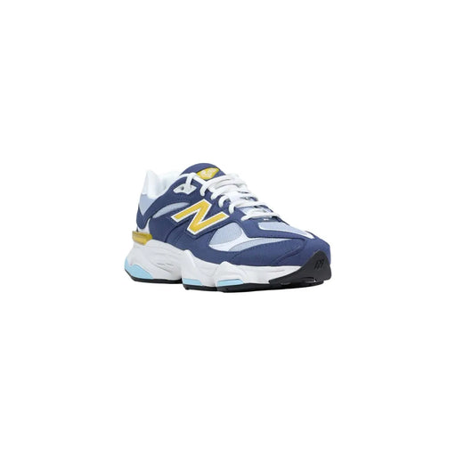 New balance Baskets en daim violet pour femme, avec un design 990v3 bleu marine et blanc et des détails dorés, pour un style décontracté.