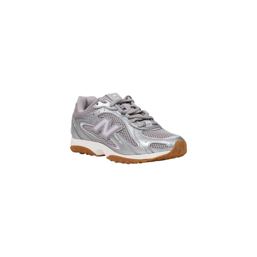 New Balance Baskets argentées pour femmes, modèle slip synthétique avec tige en mesh et semelle en caoutchouc couleur gomme, chaussure de sport