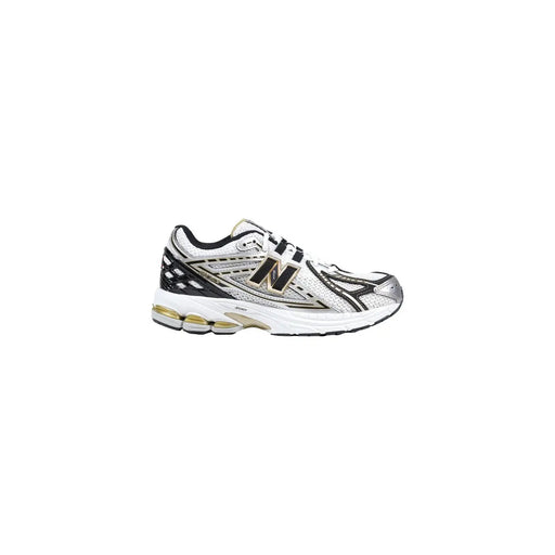New Balance Baskets synthétiques argentées pour femmes, blanches et noires, avec détails argentés et unité d'amorti Air visible.