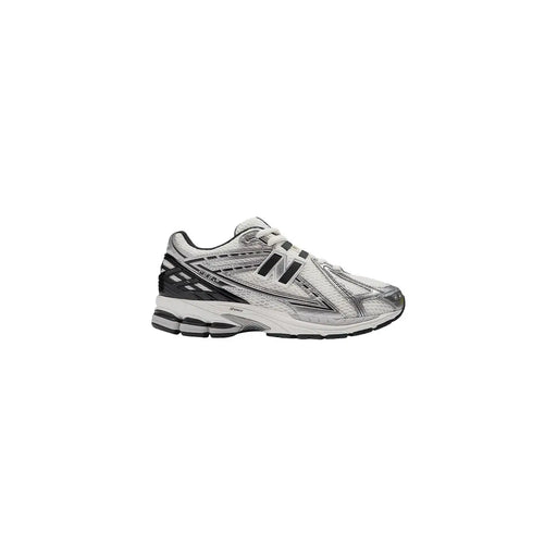 New Balance Baskets de skate argentées pour femmes, à enfiler, avec tige en mesh noir et semelle en caoutchouc, conçues pour un usage décontracté.