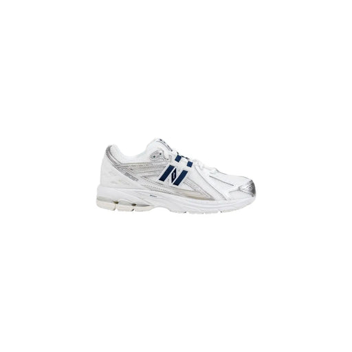 New Balance Baskets blanches pour femme, en matière synthétique, à lacets, style running, avec détails argentés et logo bleu marine.