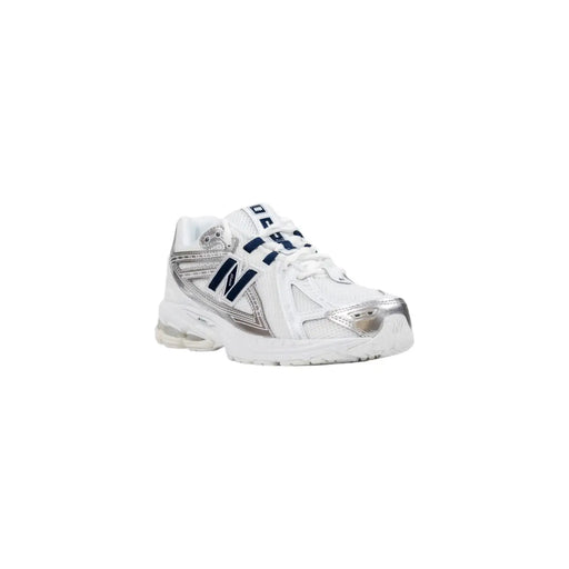 New Balance Baskets blanches à lacets en matière synthétique pour femmes, avec des détails argentés et bleu marine, parfaites pour un style décontracté.