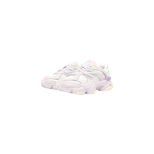New Balance Baskets en daim pour femmes, en cuir lilas, ornées de blanc et de lavande pâle, avec une semelle épaisse à plusieurs couches.