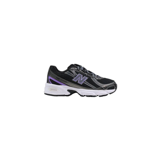New Balance Baskets de course pour femmes en synthétique noir avec empeigne en mesh violet, détails gris et semelle intermédiaire blanche.