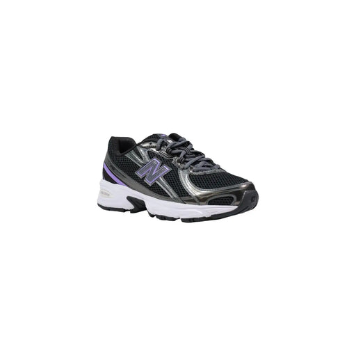 New Balance Chaussure de course synthétique pour femme, noire et argentée, avec une bande violette décorative pour une utilisation active.