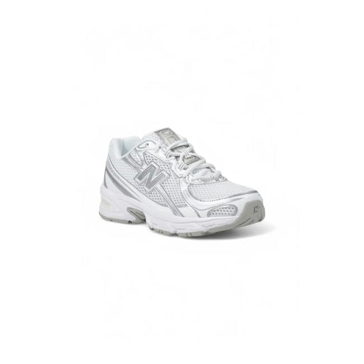 New Balance Baskets de sport blanches et argentées pour femmes, avec tige en mesh et semelle en caoutchouc, idéales pour la course et les loisirs.