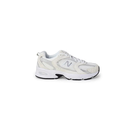 New Balance Baskets blanches synthétiques pour femmes, à semelle épaisse et ornées de détails blancs et argentés.