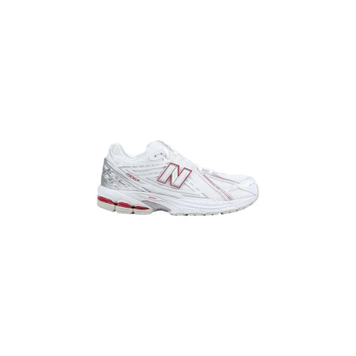New balance Baskets blanches synthétiques pour femmes avec des accents rouges et argentés et un design sportif