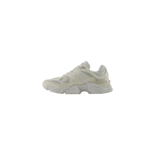 New Balance Baskets blanches pour femme en matière synthétique, avec semelle épaisse couleur crème et empeigne en mesh et synthétique superposés.
