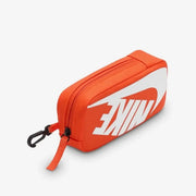 Nike Trousse de toilette pour homme orange vif avec logo Swoosh blanc et mousqueton noir, vue de face