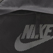 Nike Sac à dos pour homme en maille noire avec logo Swoosh gris, vue de face