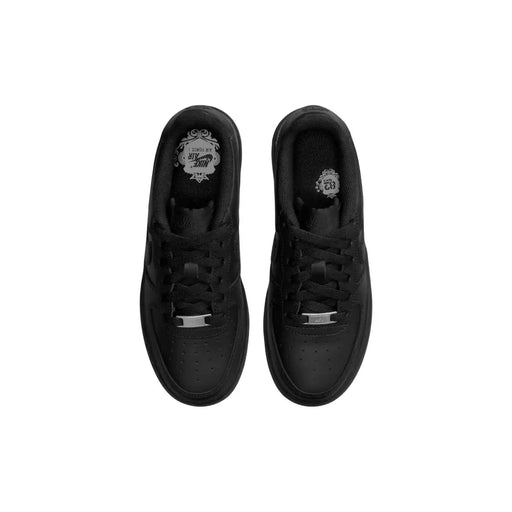 Nike Baskets Air Force 1 pour femme en cuir noir, avec une empeigne en cuir lisse et une languette arrière argentée métallisée, vues de l'arrière.