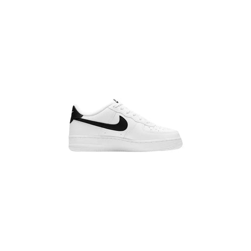 Baskets basses Nike Air Force 1 en cuir blanc pour femme, avec Swoosh et languette au talon noirs, vues de l'arrière
