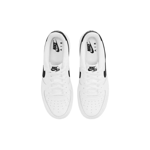 Nike Baskets en cuir pour femme, blanches, style Air Force 1 Low, avec détails noirs et bout perforé classique.
