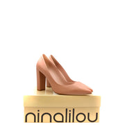 Une paire d'escarpins Ninalilou pour femme, en cuir rose nude, à talon bloc et bout pointu, présentés dans leur boîte d'origine.