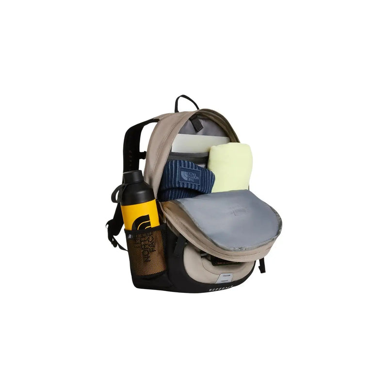 Sac à dos The North Face Borealis pour homme, beige et noir, avec poche latérale en filet pouvant contenir une bouteille d'eau jaune (vue de côté).
