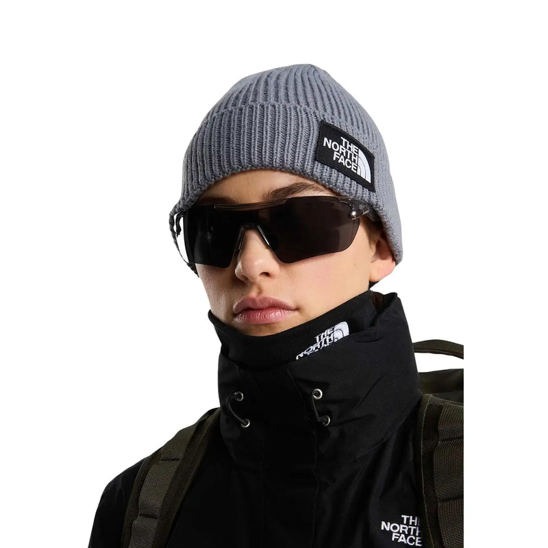 Bonnet The North Face TNF LOGO BOX pour homme, en maille côtelée grise avec logo brodé noir, vue de face
