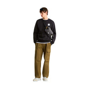 Sac bandoulière noir The North Face avec tirette de fermeture éclair jaune et logo blanc, porté avec un sweat-shirt noir en coton pour homme