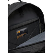 L'intérieur du sac à dos The North Face Borealis Classic pour homme, en nylon noir, laisse apparaître l'étiquette orange et le logo de la marque.