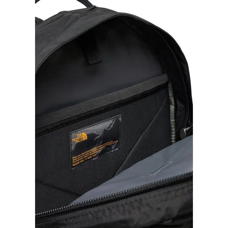 L'intérieur du sac à dos The North Face Borealis Classic pour homme, en nylon noir, laisse apparaître l'étiquette orange et le logo de la marque.
