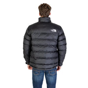 Dos d'une veste North Face noire pour homme, avec logo blanc cousu horizontalement et col roulé long en polyester.