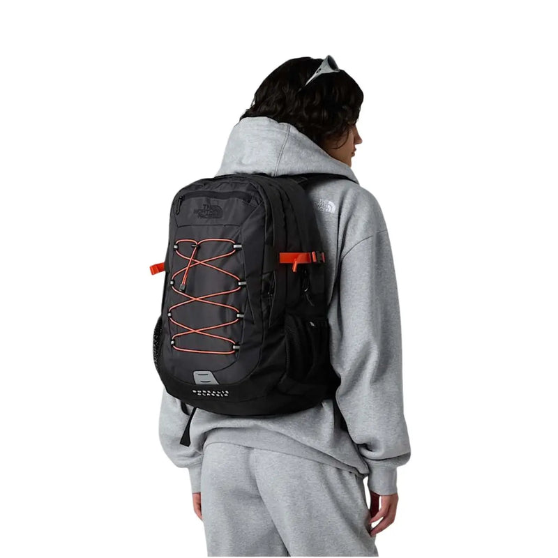 Sac à dos The North Face noir pour homme, lacets orange, poches en nylon gris, dimensions 34 x 48 x 19 cm (vue de dos).