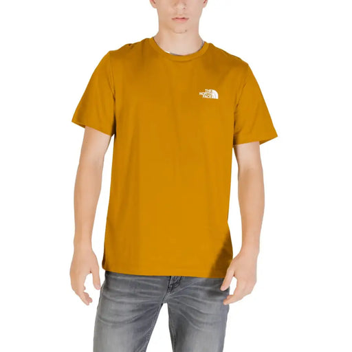 T-shirt à manches courtes The North Face pour homme, couleur jaune moutarde, en mélange de coton camel, avec logo brodé blanc.