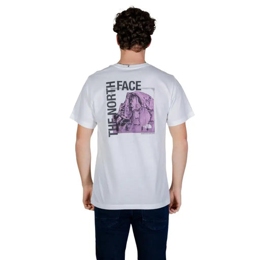 coton blanc à manches courtes t-shirt avec un motif violet de la vallée de Yosemite et le logo The North Face vertical noir pour hommes