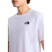 The North Face hommes t-shirt en blanc avec un logo noir sur la poitrine gauche, idéal pour une tenue décontractée