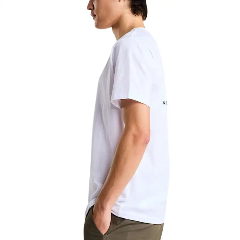 The North Face hommes t-shirt Il s'agit d'une chemise blanche en coton ornée d'un discret logo noir sur la manche supérieure gauche.