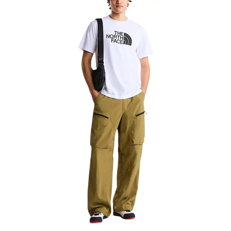 Blanc The North Face homme t-shirt avec des manches courtes et un logo noir, idéal pour les vêtements décontractés en extérieur