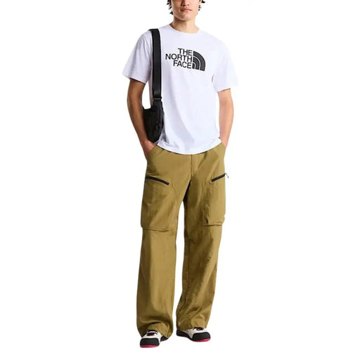 Blanc The North Face homme t-shirt avec des manches courtes et un logo noir, idéal pour les vêtements décontractés en extérieur