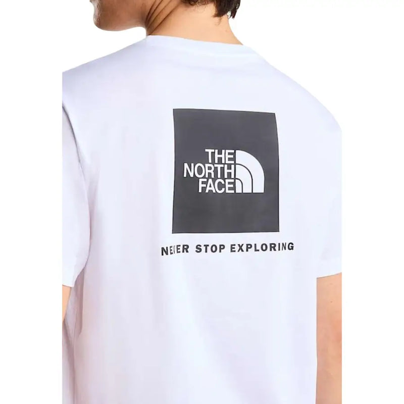 Blanc The North Face hommes t-shirt avec un logo carré noir orné d'un demi-dôme et le texte « N'arrêtez jamais d'explorer ».