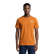 T-shirt homme The North Face orange à manches courtes et col rond, en coton blanc avec un petit logo blanc sur la poitrine gauche.