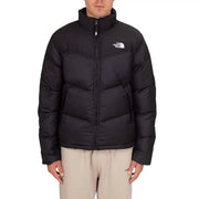 Doudoune The North Face pour homme, noire, matelassée, avec logo blanc sur la poitrine (vue de face).