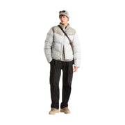 Doudoune The North Face Saikuru pour homme, gris clair et beige, avec empiècements matelassés et logo discret sur la poitrine, vue de face