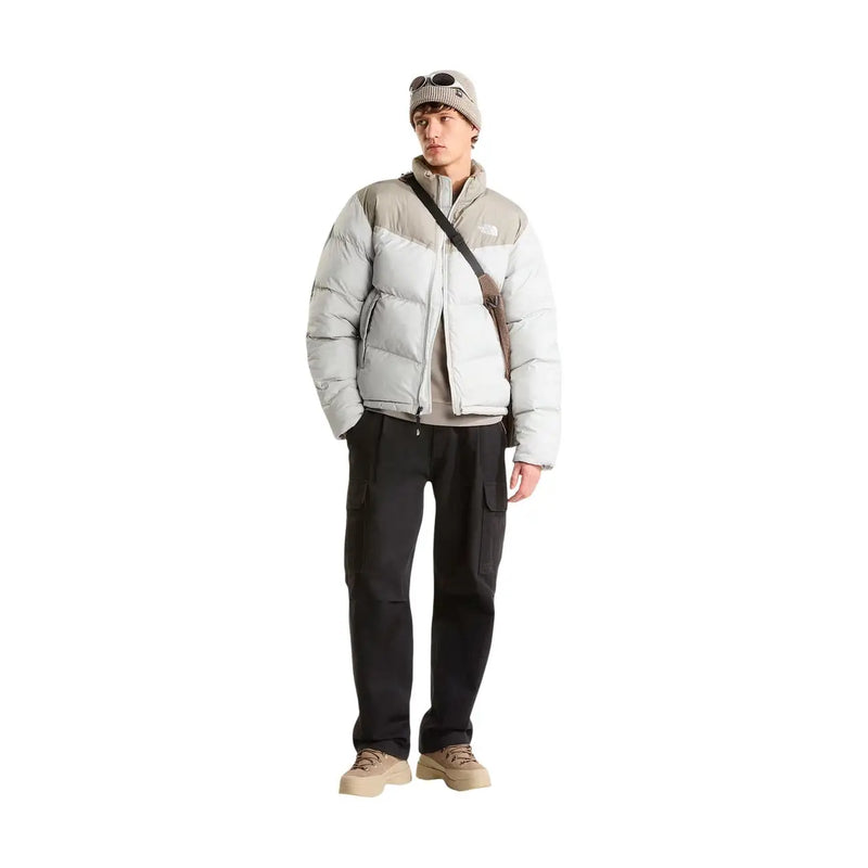 Doudoune The North Face Saikuru pour homme, gris clair et beige, avec empiècements matelassés et logo discret sur la poitrine, vue de face