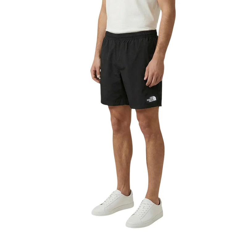 Short The North Face pour homme, noir avec logo blanc sur le bas de la jambe gauche, vue de face