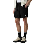 Short The North Face pour homme, noir avec petit logo blanc sur le bas de la jambe gauche, vue de face