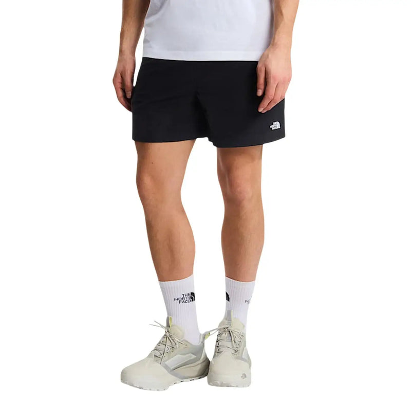 Short The North Face pour homme, noir avec petit logo blanc sur le bas de la jambe droite, vue de face