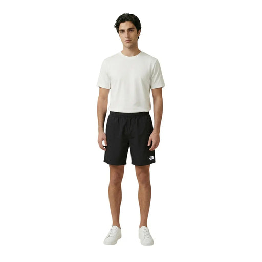 Short The North Face pour homme, noir avec petit logo blanc sur le bas de la jambe gauche, vue de face