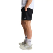 Short The North Face pour homme, noir avec logo blanc discret sur le bas de la jambe gauche, vue de face