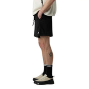 Short The North Face pour homme, noir, taille élastiquée avec cordon de serrage et logo blanc sur la jambe gauche (vue de face)