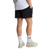 Short The North Face pour homme, noir, au design minimaliste et au logo discret de la marque sur le bas de la jambe gauche, vue de face