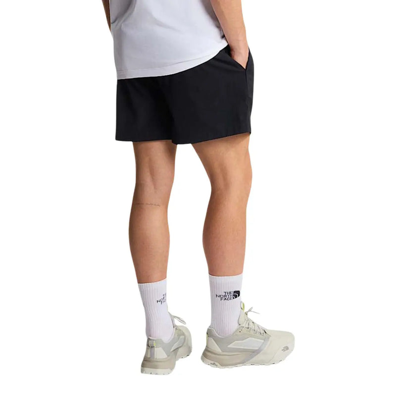 Short The North Face pour homme, noir, au design minimaliste et au logo discret de la marque sur le bas de la jambe gauche, vue de face
