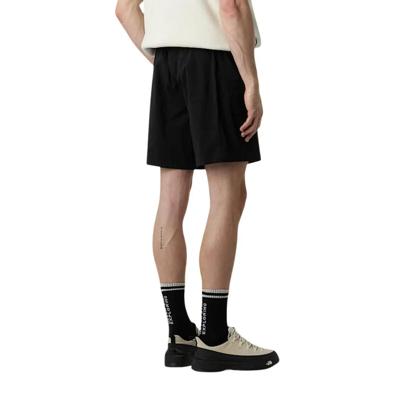 Short The North Face pour homme, noir, coupe décontractée et plis discrets, porté par un mannequin