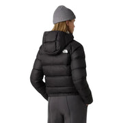 La veste à capuche en nylon noir pour femme de The North Face présente une conception matelassée et un logo blanc sur la capuche arrière.