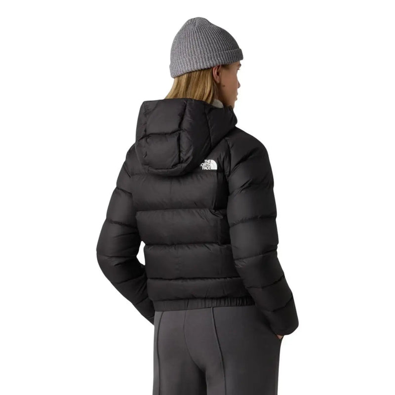 La veste à capuche en nylon noir pour femme de The North Face présente une conception matelassée et un logo blanc sur la capuche arrière.