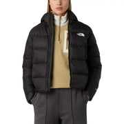 Doudoune The North Face pour femme en nylon noir, matelassée et ornée d'un logo blanc sur le devant de la poitrine.