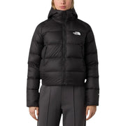 Veste à capuche The North Face pour femme, en nylon noir, matelassée, avec logo sur la poitrine.
